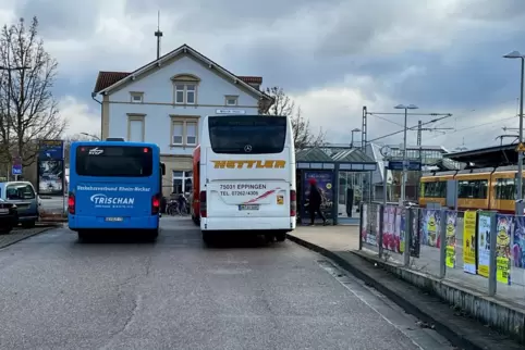Nicht mit Bussen, sondern mit Taxis geht es von Wörth ausweiter. 
