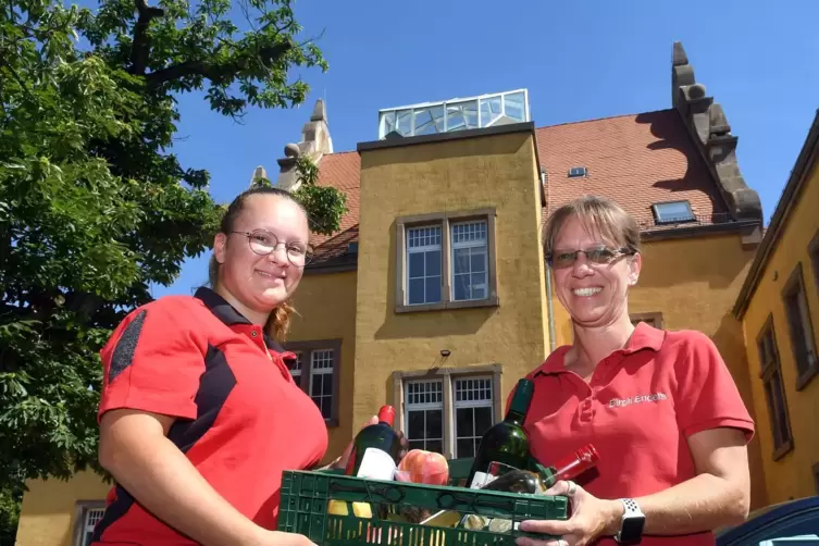 Neu im Hof der Karl-Rittter-Schule: Der Obsthof Enders aus Albisheim mit Birgit Enders (rechts) und Tochter Marie Kristin.