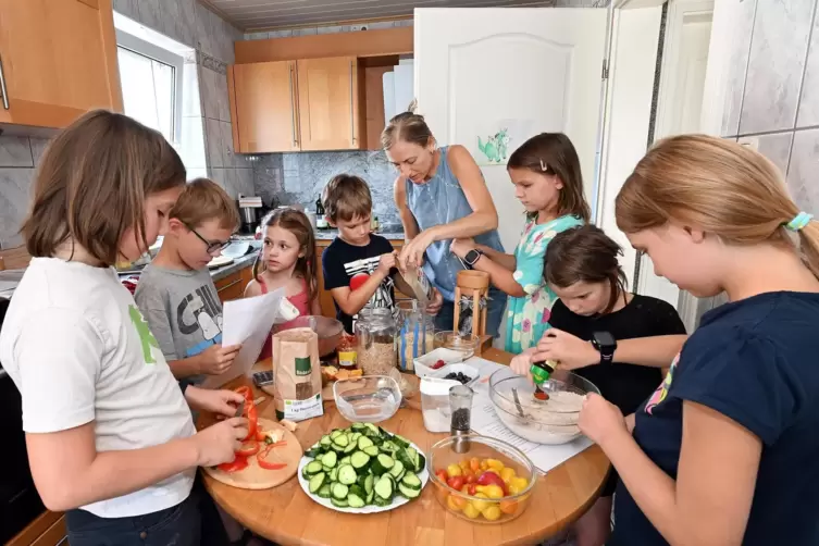 Wirbeln in der Küche von Olga Mutas die Kinder (von links): Max, Maximilian, Josefine, Fitz, Helga, Hedda und Mia.