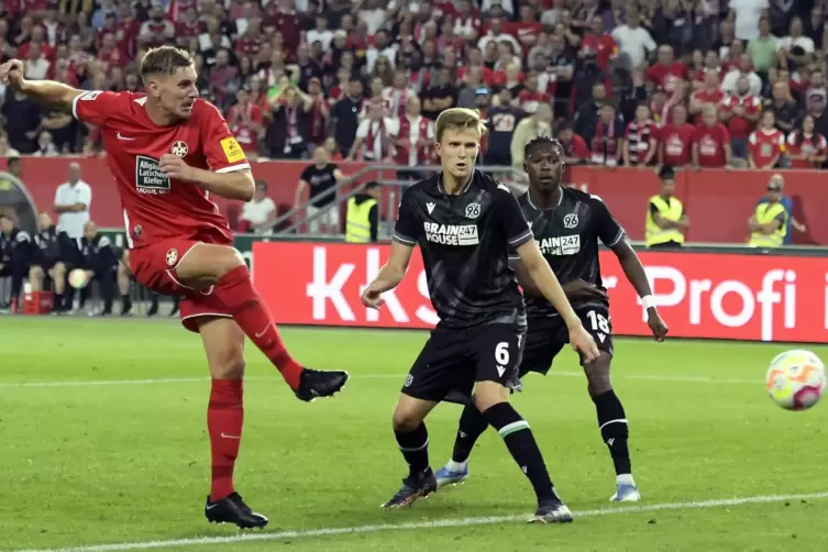 Er erzielte den 2:1-Siegtreffer des FCK gegen Hannover: Innenverteidiger Kevin Kraus (links).