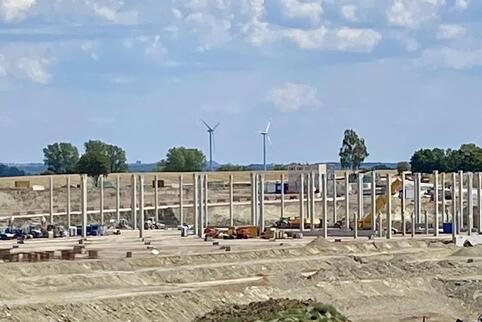 Die Betonpfeiler für die acht Fußballfelder große Halle wachsen in die Höhe. 