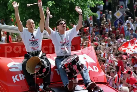 Martin Wagner (links) und Ciriaco Sforza feiern den Meistertitel bei der Parade am 10. Mai 1998 durch die Kaiserslauterer Innens