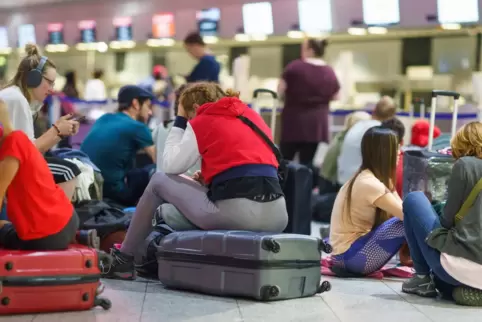  Der Albtraum, der für viele Urlauber wahr wurde: Sie sitzen auf ihren gepackten Koffern und können nicht in die Ferien starten.