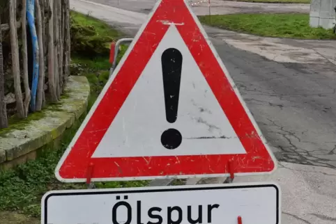 Wegen der Ölspur musste eine Anschlussstelle der B9 gesperrt werden. 
