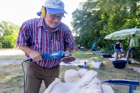In Waldsee beim Bildhauerkurs: Gustav Adlhof, er war schon viele Male dabei.