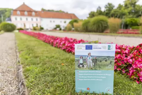 Das Römermuseum in Schwarzenacker darf natürlich nicht in der Broschüre fehlen. Gebettet vor einem Blumenbeet vor dem Museum war