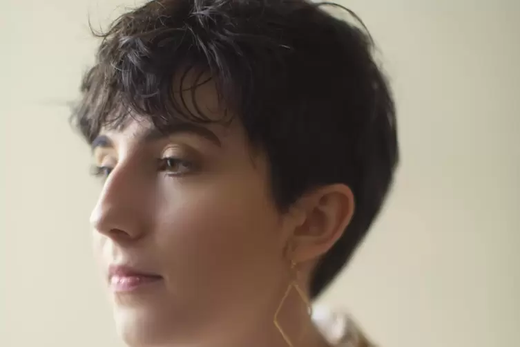 Julie Catherine Eglistammt aus der Schweiz und studiert in München. Die Mezzosopranistin singt regelmäßig in ihrem Heimatland, F