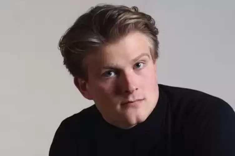Tobias Lusserstudiert in M&uuml;nchen. Der nieder&ouml;sterreichische Bariton erhielt Gesangsunterricht bereits in der Schulzeit, parallel