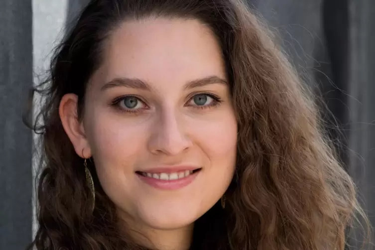 Katja Maderer besucht die Musikhochschule M&uuml;nchen, ist Tr&auml;gerin des Kulturpreises des Kreises Passau sowie der Konzertgesellscha
