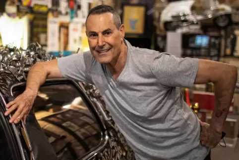 1974 wurde Uri Geller bekannt, als er vor laufender Kamera „mit seinen Gedanken“ einen Löffel verbog. 
