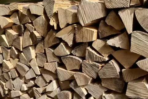 Brennholz kostet bereits mehr als doppelt so viel wie zur gleichen Zeit im vergangenen Jahr. 