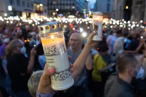 In Wien nahm am Montag eine große Menschenmenge an einer Gedenkveranstaltung teil. 