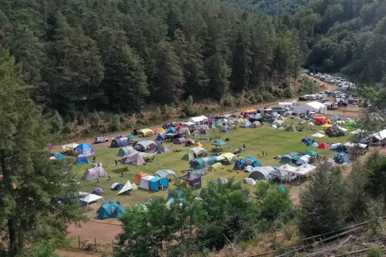 Viele Zelte und Autos füllen derzeit das Erdbeertal bei Weidenthal.