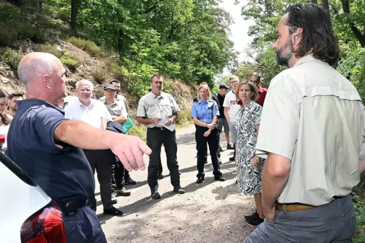  Markus Kruppenbacher informiert Klima- und Forstministerin Katrin Eder über den Waldbrand. Rechts Revierförster Jens Bramenkamp