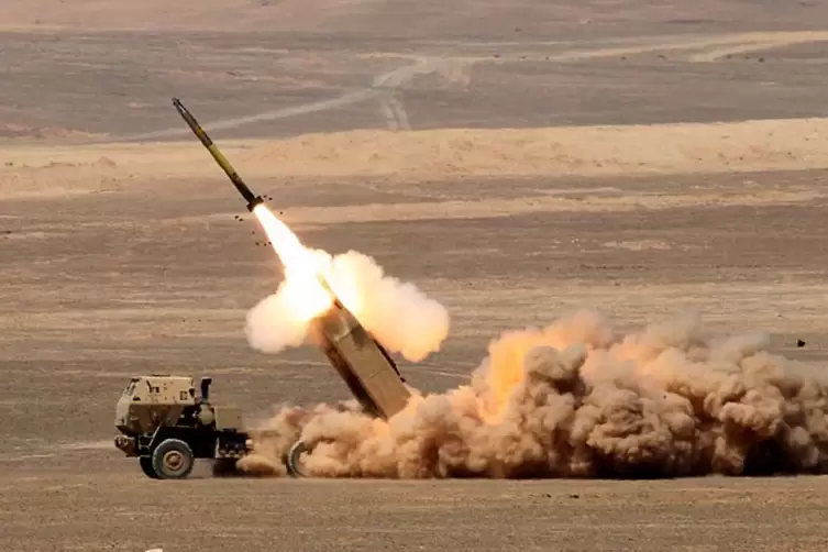 Ein US-Raketenwerfer HIMARS (High Mobility Artillery Rocket System) während einer Militärübung. Von dem Waffensystem schwärmt di