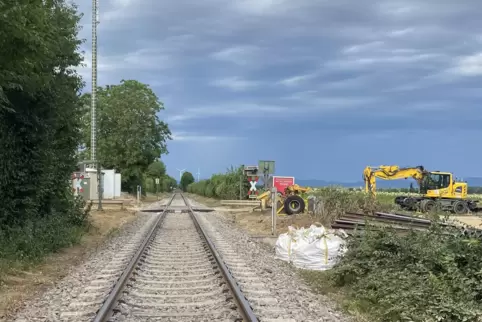 Fast wie neu: Die Arbeiten am Bahnübergang bei Kandel-Höfen sind fast abgeschlossen.