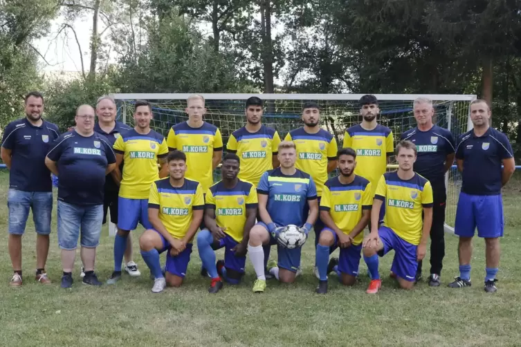 Valon Lukaj (ganz rechts) mit seinem Team. 