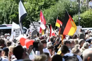 Aufzug in weißen Hemden: Gegner der Corona-Regeln beim Demokratiefest in Neustadt. Aufzug in weißen Hemden: Gegner der Corona-Regeln beim Demokratiefest in Neustadt.
