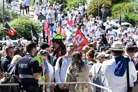 Aufzug in weißen Hemden: Gegner der Corona-Regeln beim Demokratiefest in Neustadt. 
