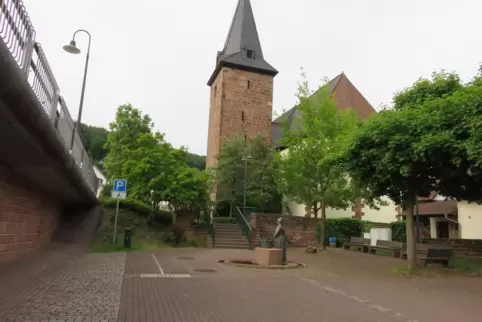 Die Idylle des Marienplatz mit „Grünesputschefrau“ und plätscherndem Brunnenwasser wandelt sich in den Nächten, vor allem an den