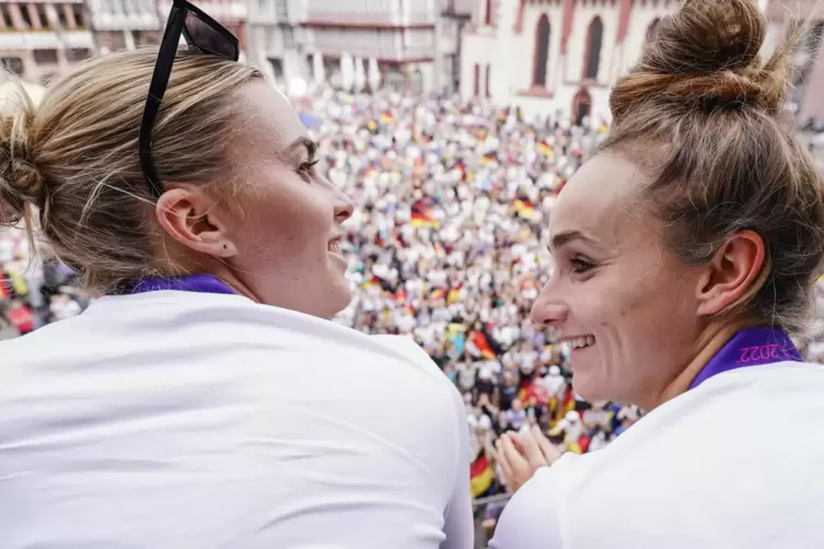 Zu Recht gefeierte EM-Heldinnen: Laura Freigang (links) und Lina Magull beim Fanempfang in Frankfurt. 