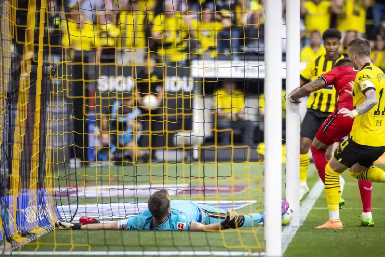 Die 60. Bundesliga-Saison ist gestartet. Marco Reus stochert den Ball zum 1:0 gegen Leverkusen über die Linie, 