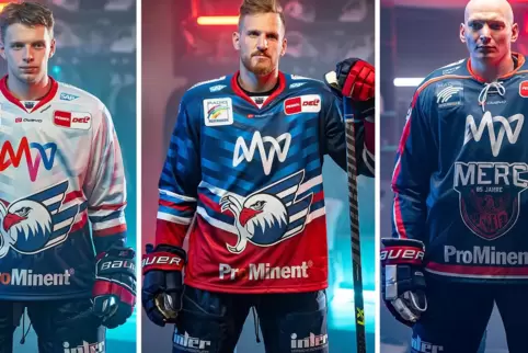Lean Bergmann, Korbinian Holzer und Denis Reul präsentieren von links das Auswärts-, Heim- und Alternativtrikot.
