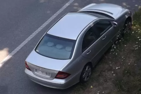 Das abgestellte Auto sieht durchaus gepflegt aus. Allerdings sollen mittlerweile die Reifen abmontiert sein.