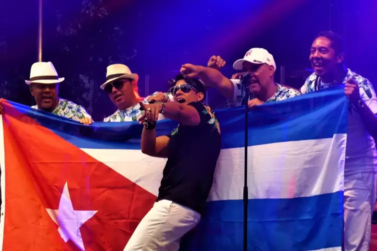 Kubanisches Lebensgefühl brachte Rody Reyes mit seiner Band nach Homburg. 