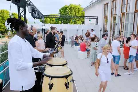 Südländische Beats untermalen das Sommernachts-Ambiente.