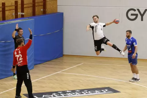 Nur Fliegen ist schöner: Fabian Serwinski (weiß) vom TuS Dansenberg gegen den TV Großwallstadt. 