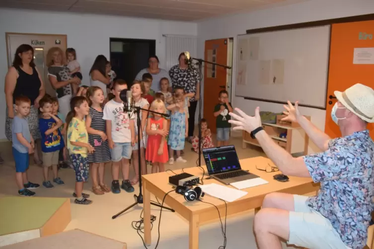 Kinder und Erzieherinnen singen mit Christian Chini über „ihr“ Felsenland. 