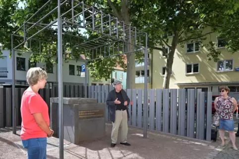 2020: Für Künstler Wolf Spitzer ist die Gedenkstätte ein Herzensanliegen. Er präsentiert den neuen Zustand Oberbürgermeisterin S