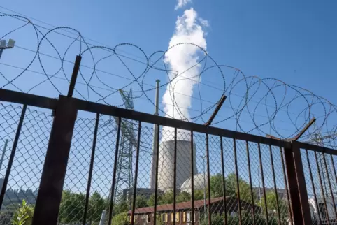 Ein Zaun mit Stacheldraht sichert das Kernkraftwerk Isar 2 im bayerischen Essenbach.