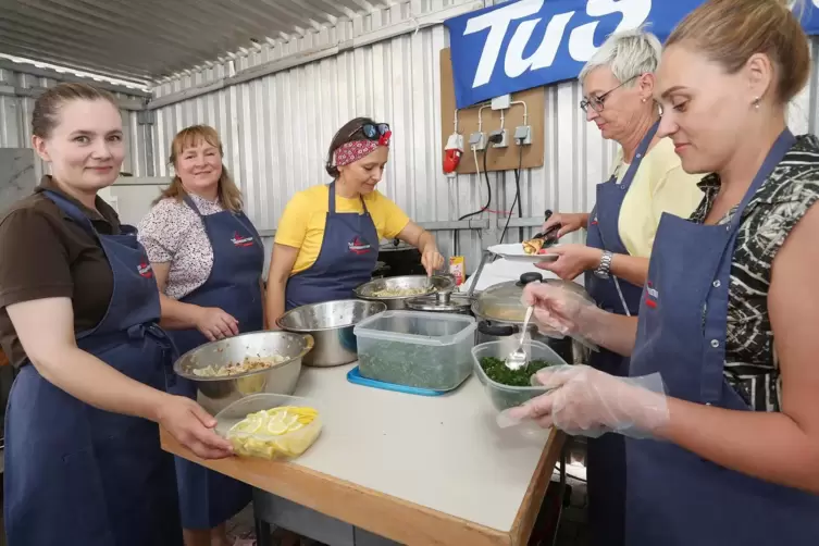 Kochen für die Römertafel: Steffi Ackermann vom TuS Heiligenstein (Zweite von rechts) bereitet mit Frauen aus der Ukraine Gerich