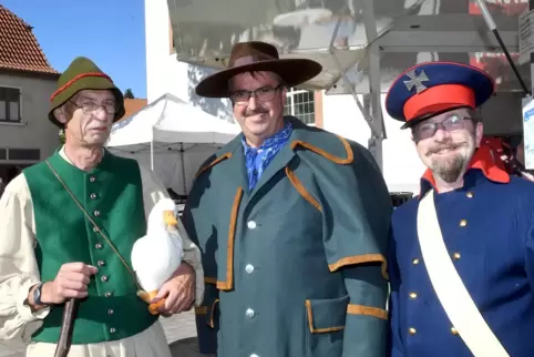 Gänsehirt (Werner Schlipp), Nachtwächter (Hermann Wapenhensch) und Gemeindebüttel (Thomas Dittrich).