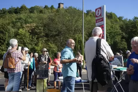 60 Wanderfreunde waren am Sonntag zur Einweihung des Wanderwegs nach Lauterecken gekommen. 