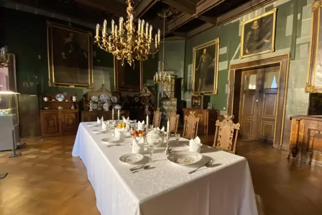 Eine barocke Desserttafel im Oraniersaal mit Frankenthaler Porzellan: Das Dessert war der Höhepunkt in der Speisenfolge. Auch Po