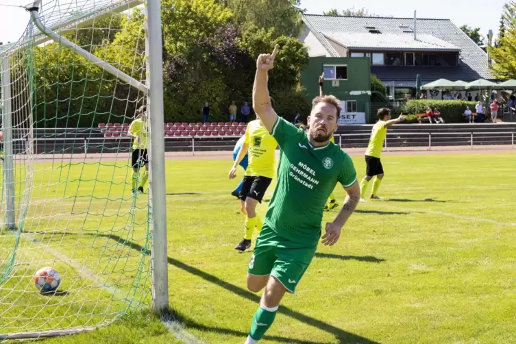 Da war die Grünstadter Fußballwelt kurzzeitig wieder in Ordnung. Christopher Lampert dreht ab und bejubelt seinen Treffer zum zw