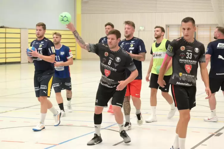 Handball bestimmt sein Leben auf und neben dem Platz: Fabian Hauck (Mitte) vom TSV Speyer. 