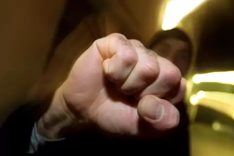 Mit Fäusten und Füßen sollen die Jugendlichen einen 19-Jährigen in Waldsee schwer verletzt haben.