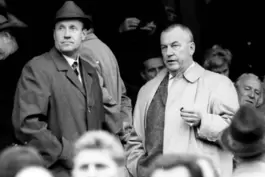 Franz Kremer (rechts) mit dem damaligen Bundestrainer Helmut Schön auf der Tribübe beim Spiel Köln gegen Braunschweig 1964. 