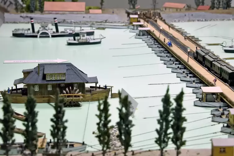 Modell der alten Rheinbrücke bei Maxau: Auf schwankenden Pontonbooten bewegten sich die Züge zwischen Pfalz und Baden über den R