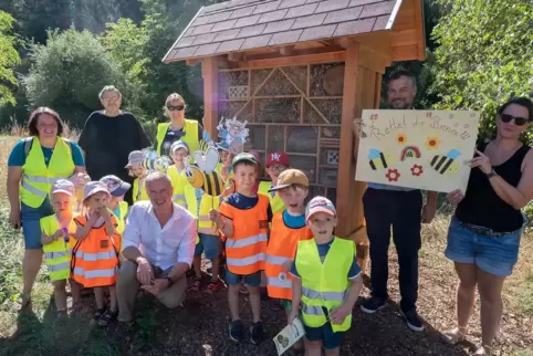 Über das Wildbienenhotel in Niedersimten freuen sich Bürgermeister Michael Maas (vorne), die Kinder der Kita Pusteblume, deren E