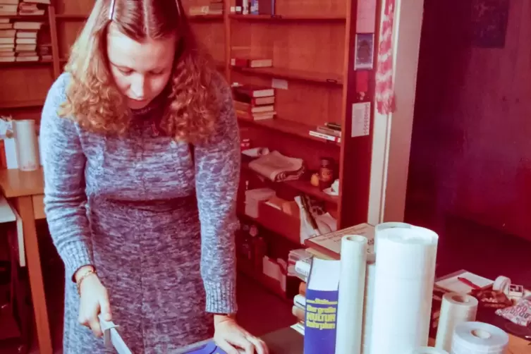 Handarbeit: beim Einbinden der B&uuml;cher. 