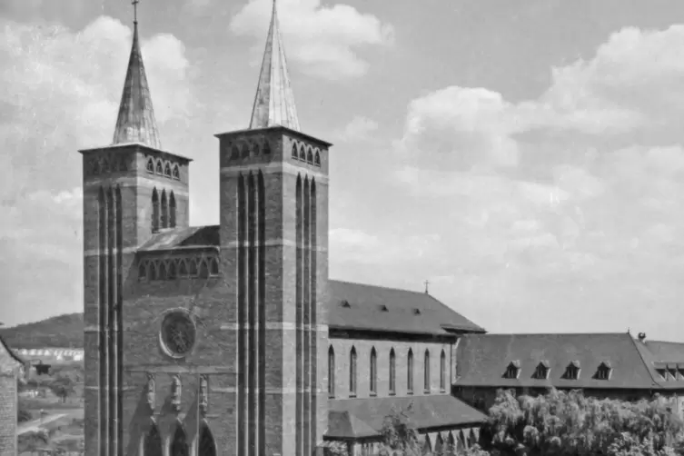 Die Aufnahmen von 1935 zeigt die charakteristischen Pyramidenhelme auf den Türmen der Kirche Maria Schutz.