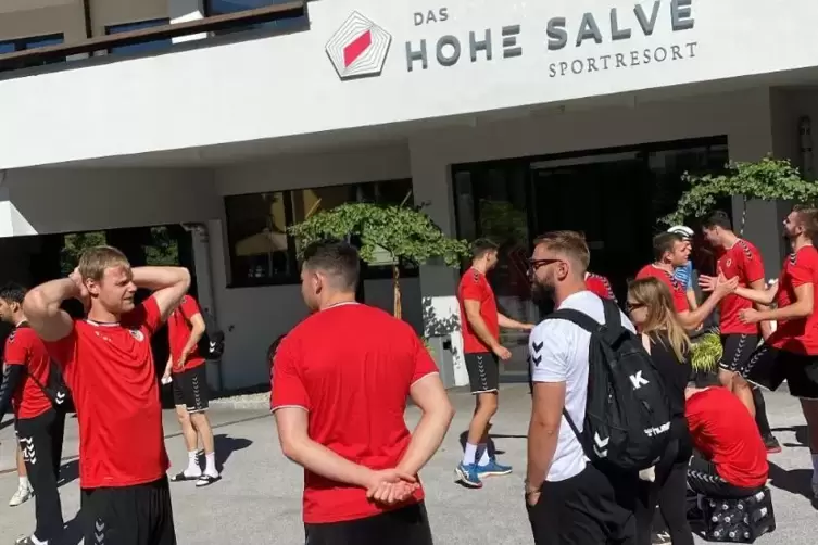 Die Handballer der Eulen vor ihrem Quartier in &Ouml;sterreich.