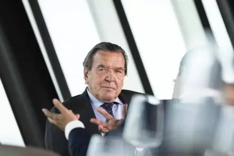 Altkanzler Gerhard Schröder darf in der SPD bleiben. 