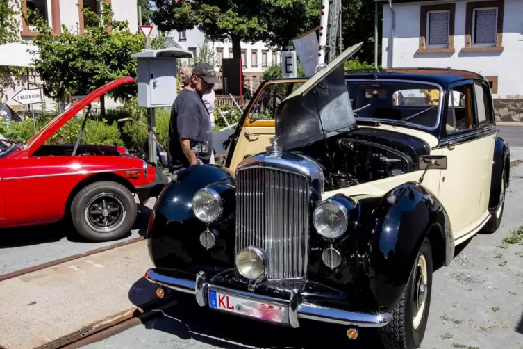 Der 1951 gebaute Bentley von Ralph Funk zieht Besucherblicke vor dem Bachbahnmuseum an, hier die von Wolfgang Bosle.