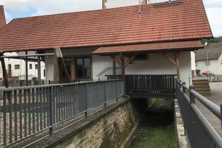 Der Ransenbach in H&ouml;he des Waldgrehweilerer Glockenturms. Es fehlt auf dem Bild: Wasser. 